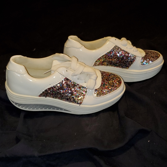 Sneakers - Picture 2 of 6